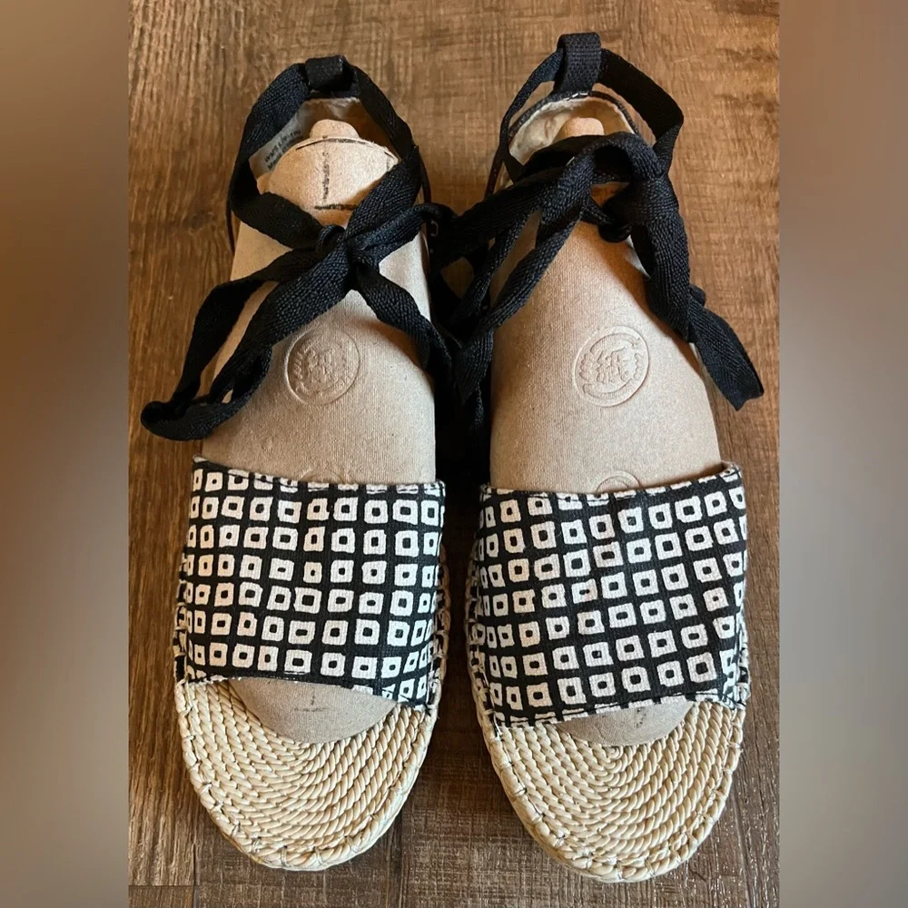 Reed Espadrilles Lace-up sandals. Women's size Large (9-10). Excellent condition